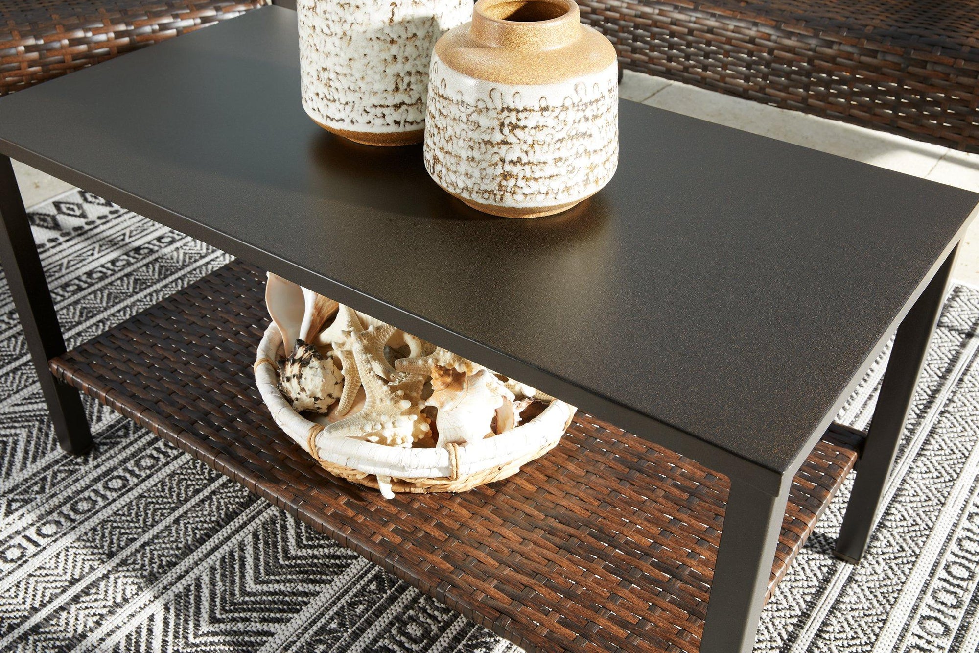 Ensemble de 4 chaises et table d'extérieur marron foncé Zariyah