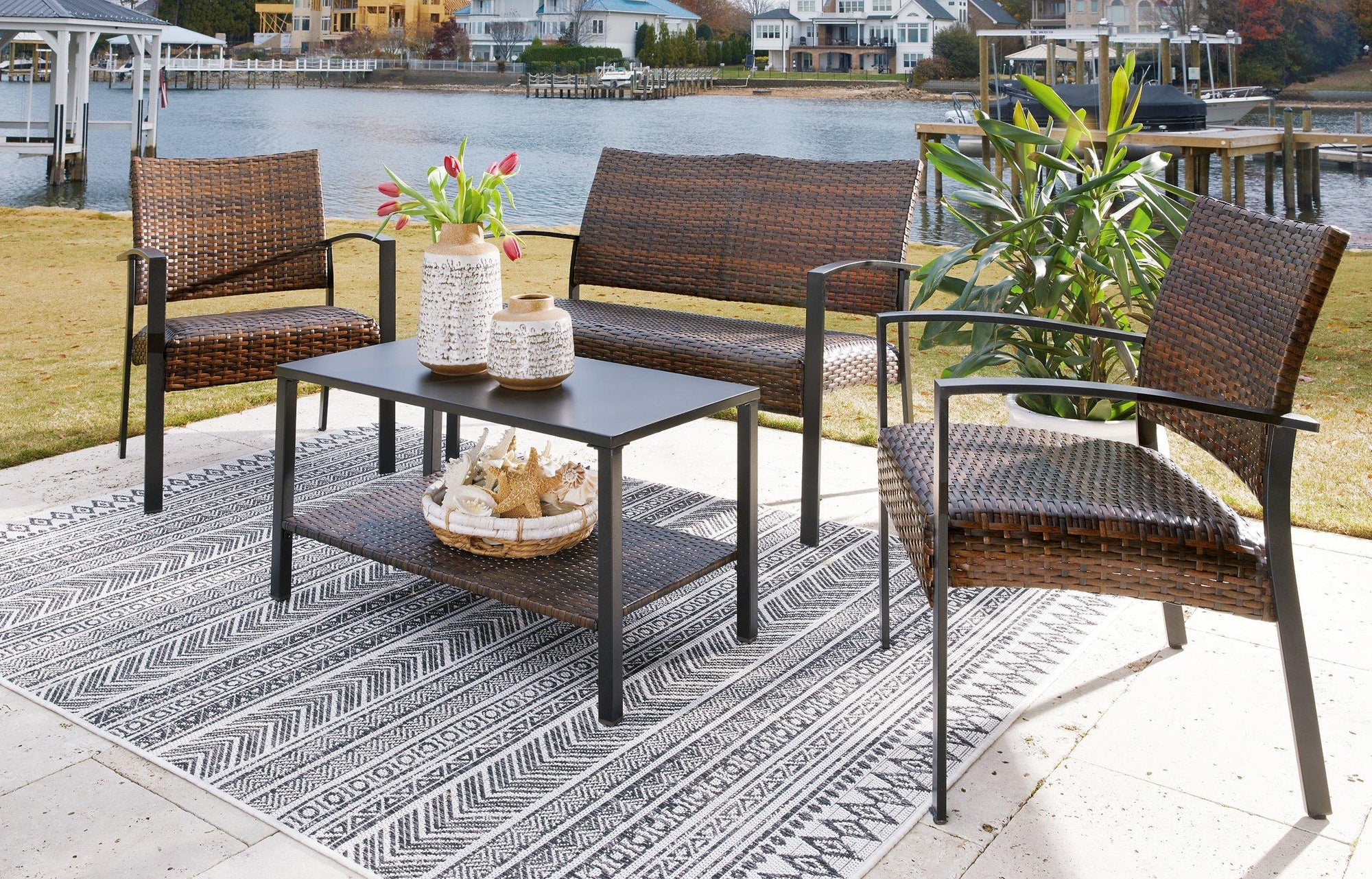 Ensemble de 4 chaises et table d'extérieur marron foncé Zariyah