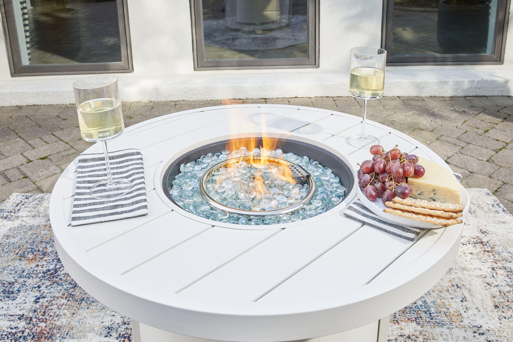 Sundown Treasure - Table ronde avec foyer