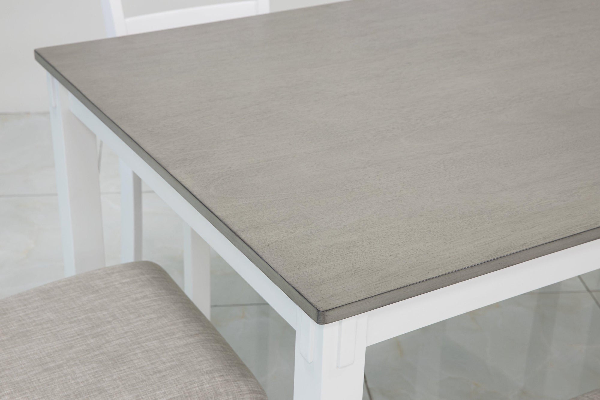 Table à manger et chaises Stonehollow blanc/gris avec banc (ensemble de 6)